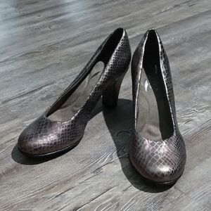 Aerosoles Heelrest gray snakeskin style heels Sz 8.5 EUC worn once